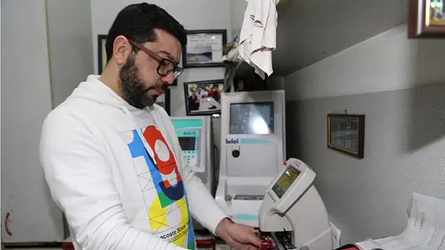 Teknolojiyi gözlükte kullanıyor