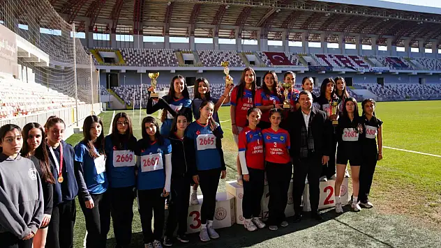 TİRE'DE ATATÜRK KIR KOŞUSUNDA DERECEYE GİRENLER ÖDÜLLENDİRİLDİ