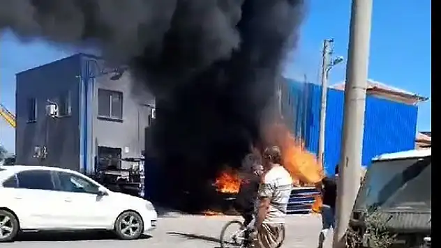 TORBALI ATATÜRK SANAYİ SİTESİ’NDE HURDA DÜKKANI ALEVLERE TESLİM OLDU