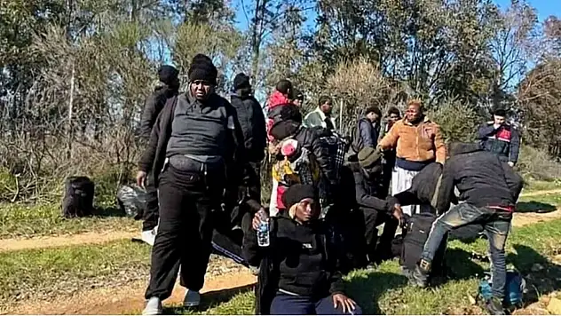 Torbalı'da 30 göçmen ormanda bulundu: İstanbul dağın arkası, denilerek bırakıldılar