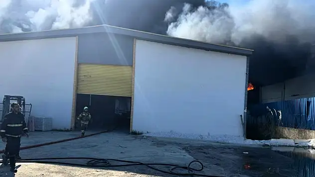 Torbalı'da geri dönüşüm fabrikasında yangın büyüdü: Alevler yan tesise sıçradı