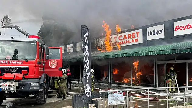 Torbalı'da iş güvenliği malzemeleri satan işyerinde yangın çıktı