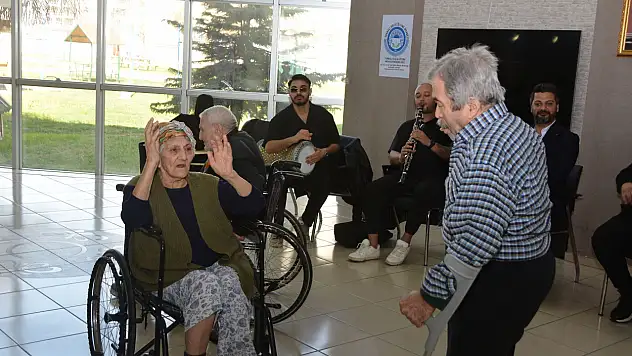 Torbalı Huzurevi'nde moral dolu konser