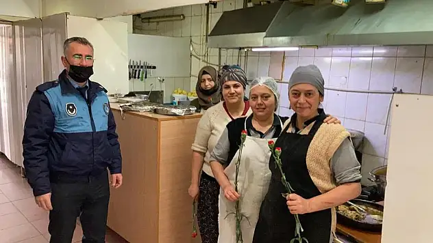 Torbalı zabıta, kadınlara çiçek dağıttı