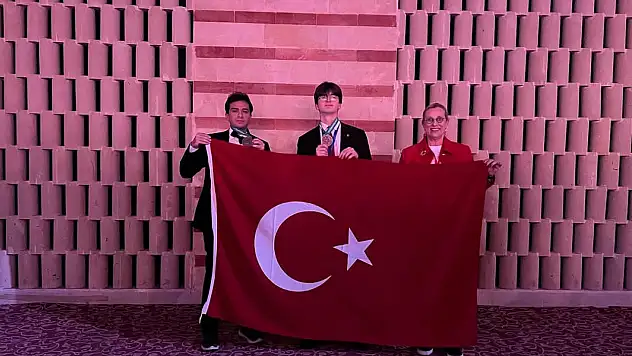 Torbalılı genç bilim insanı Tunus'tan bronz madalya ile döndü