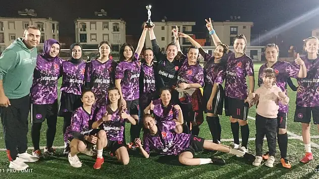 TORBALI'NIN KADIN FUTBOLCULARI KUPAYI KAZANDI