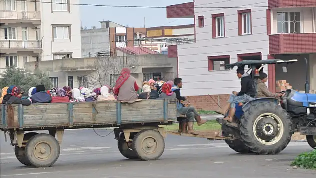 Traktör kasasında 30 işçi!