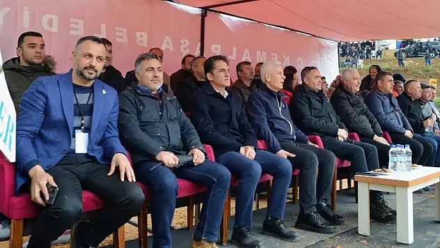 Yağmura karşın 20 bin kişi katıldı: Akalan'da boğa güreşleri festivali coşkusu