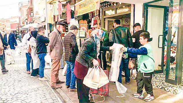 Yeni Yıl Öncesi Torbalı Çarşısı Hareketlendi: Vatandaşlar Hazırlık Yapıyor, Esnafın Yüzü Güldü