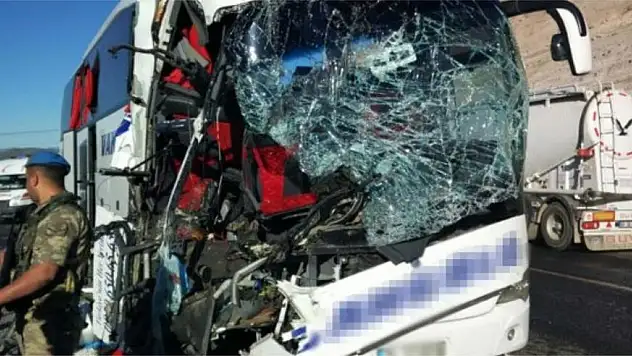 Yolcu otobüsü TIR’a çarptı: Ölü ve yaralılar var