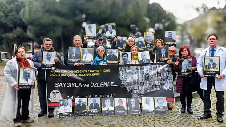 İzmir’de COVID-19’da hayatını kaybeden sağlık çalışanları anıldı