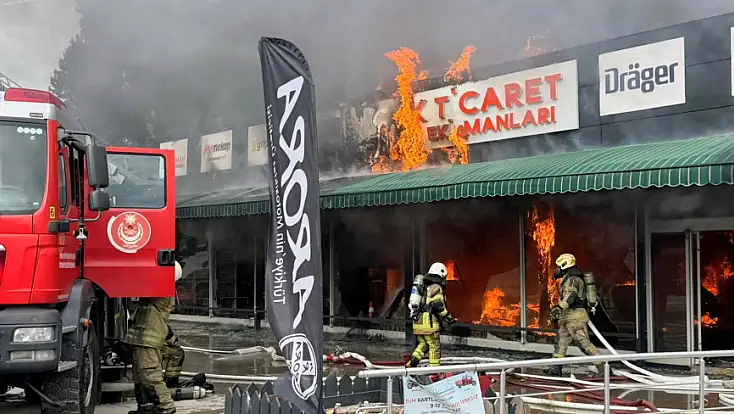 Torbalı’da iş güvenliği malzemeleri satan işyerinde yangın çıktı