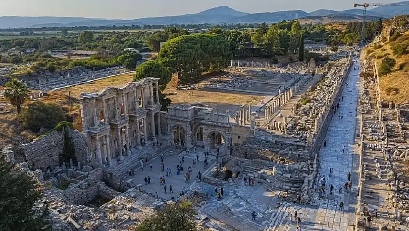 Deniz Yücel'den Efes Antik Kenti'ne 'Asfalt' tepkisi!