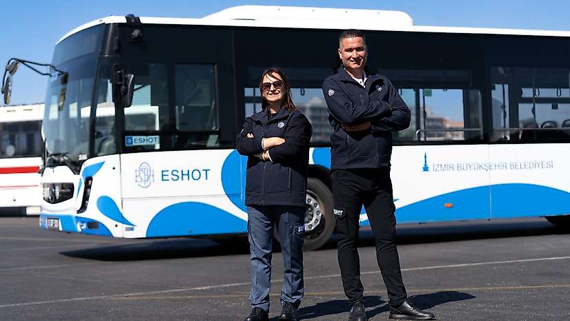ESHOT şoförleri yeni çalışma kıyafetleriyle İzmir yollarında