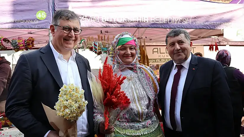 Bayındır'da Nergis ve Kuru Çiçek Festivali'ne binlerce kişi akın etti