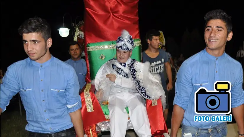 Sahneye tahtla geldi