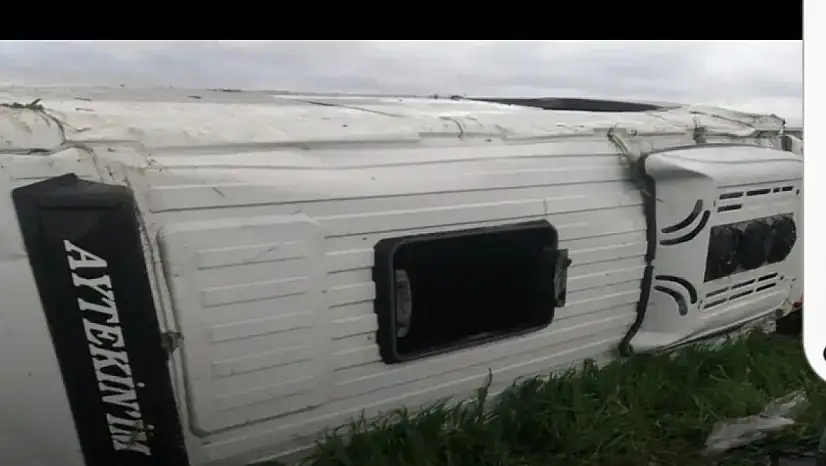 Servis aracı devrildi