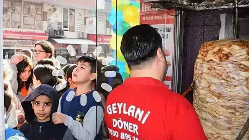 TORBALILI DÖNERCİ SÖZÜNÜ TUTTU: 300 KİLO DÖNERİ ÖĞRENCİLERE DAĞITTI