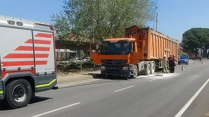 Bayındır'da atık taşıma kamyonu alev aldı