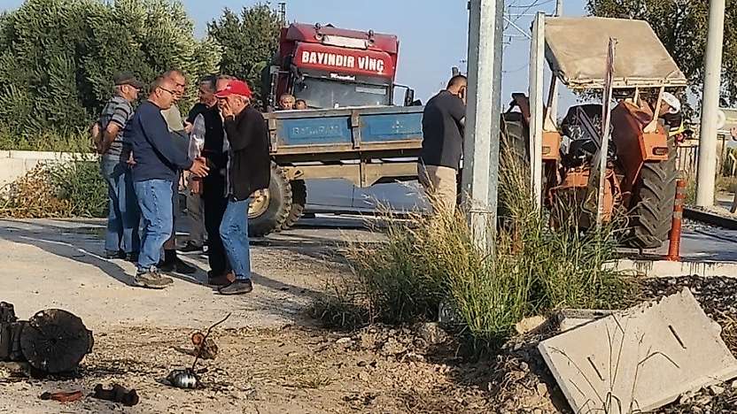 Bayındır'da tren traktörle çarpıştı 2 kişi yaralandı
