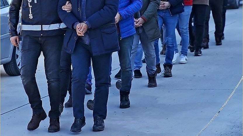 İzmir'de FETÖ operasyonunda 16 şüpheli gözaltına alındı