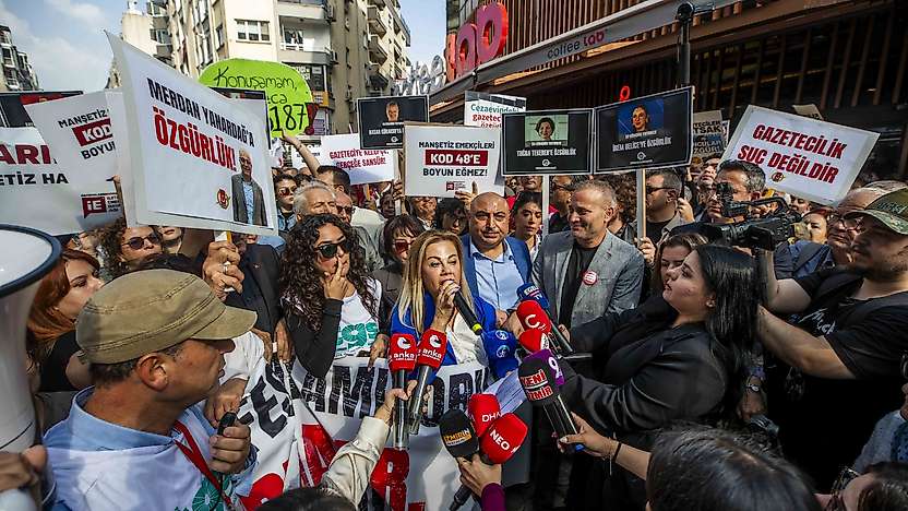 İzmir'de gazetecilerden basın özgürlüğü çağrısı