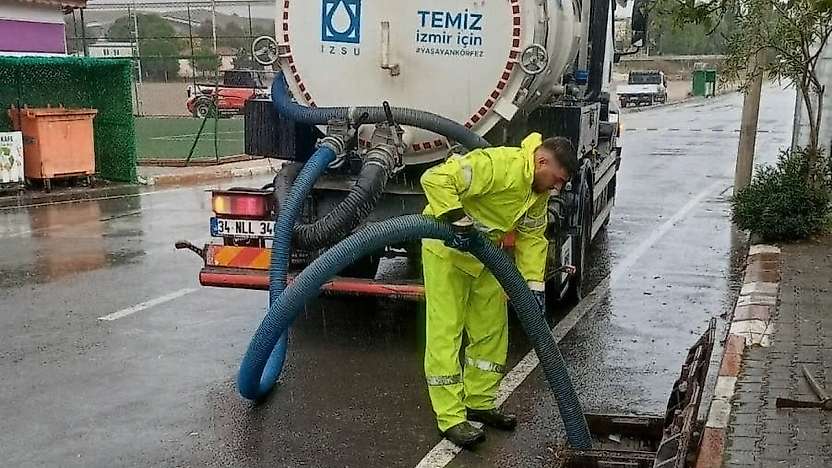 İzmir'de yağış alarmı: Torbalı dahil birçok ilçede 665 personel iş başında
