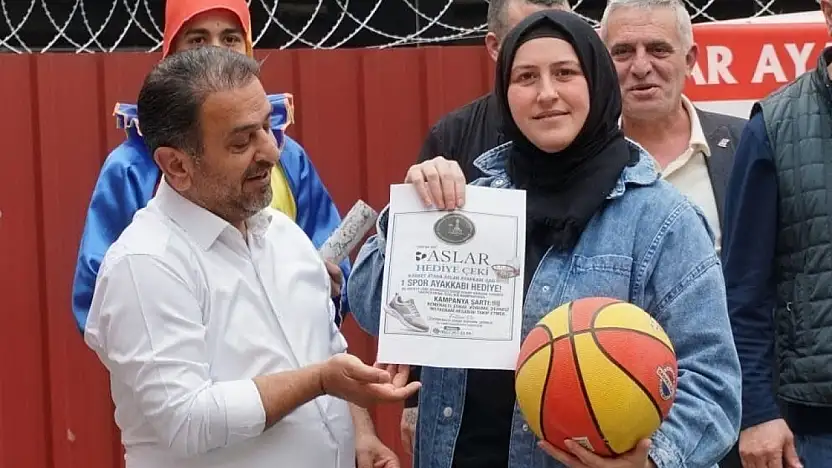 Kemeraltı'nda esnafı canlandıran etkinlik: Altın ödüllü basketbol yarışması