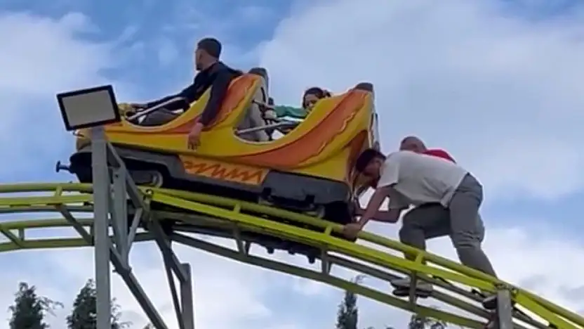 Lunaparkta korku dolu anlar:  Metrelerce yüksekte mahsur kaldı