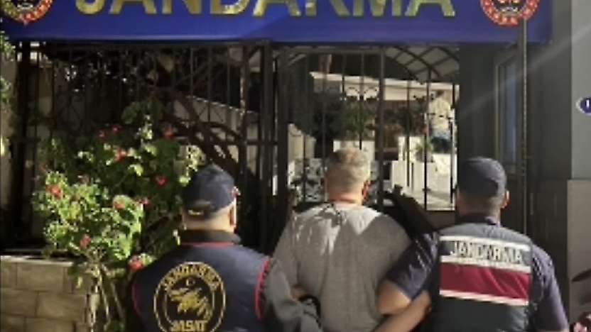 Menderes'te aranan hükümlü gizli bölmede yakalandı
