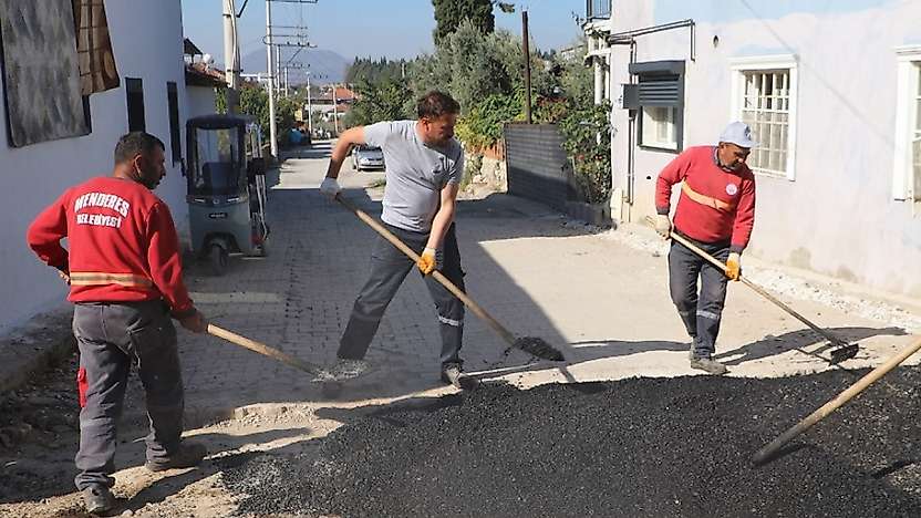 Menderes'te asfalt çalışmaları sürüyor