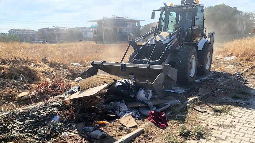 Menderes'te moloz mücadelesi sürüyor