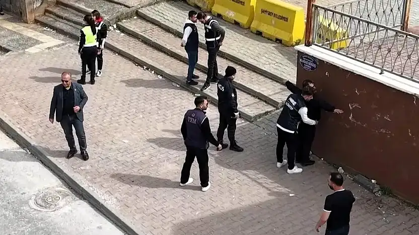 Okul önlerinde en az 2 polis görevlendirilecek