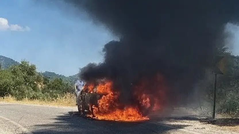 Seyir halindeki otomobil alev aldı