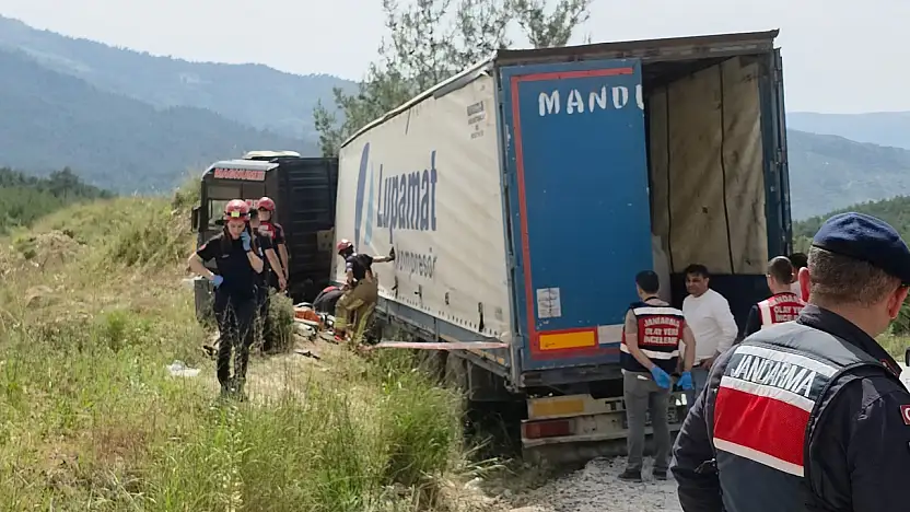 Tire'de feci kaza: Devrilen tırın altında kalan sürücü hayatını kaybetti