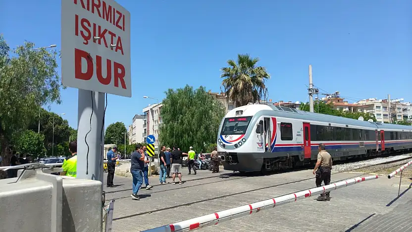 Trenin altında kalan yaşlı adam hastaneye kaldırıldı
