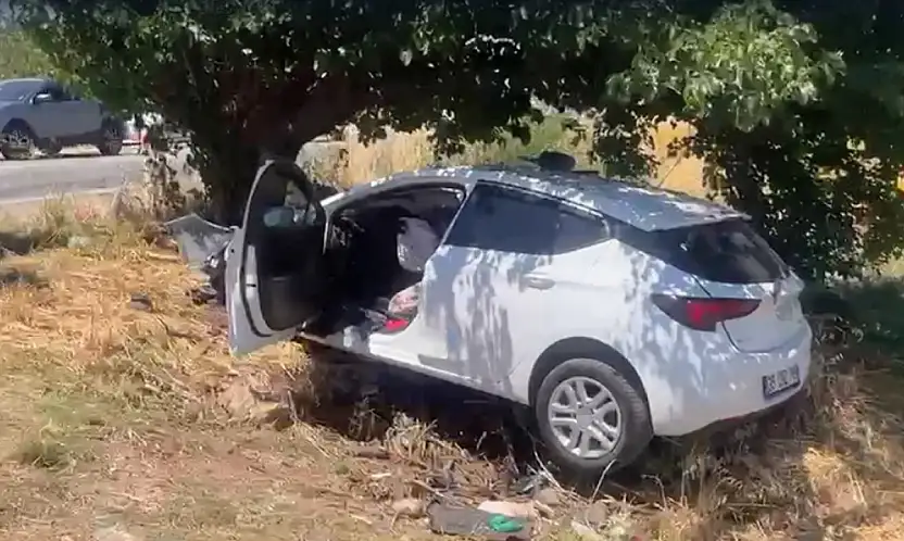 Ağaca çarpan otomobildeki 4 kişi ağır yaralandı
