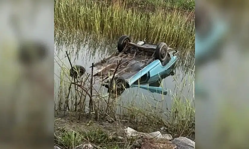 Araç kanala uçtu, sürücü yaralandı