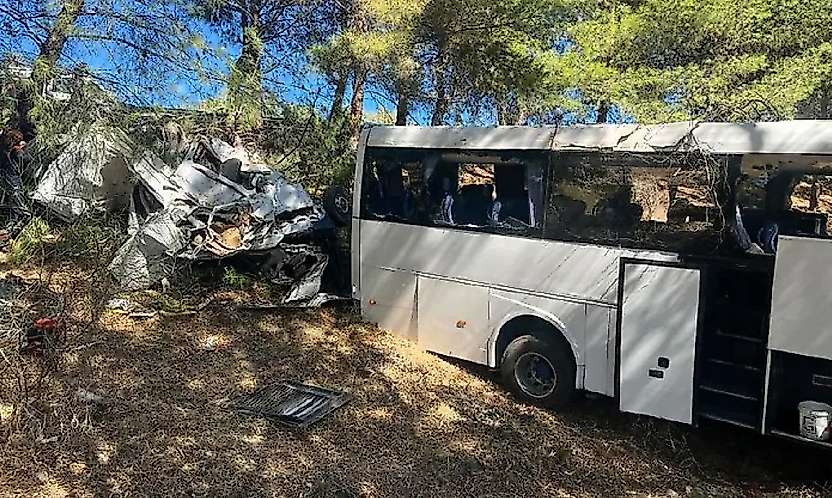 Aydın-İzmir Otoyolu'nda tur otobüsü ile midibüs çarpıştı ölü ve yaralılar var