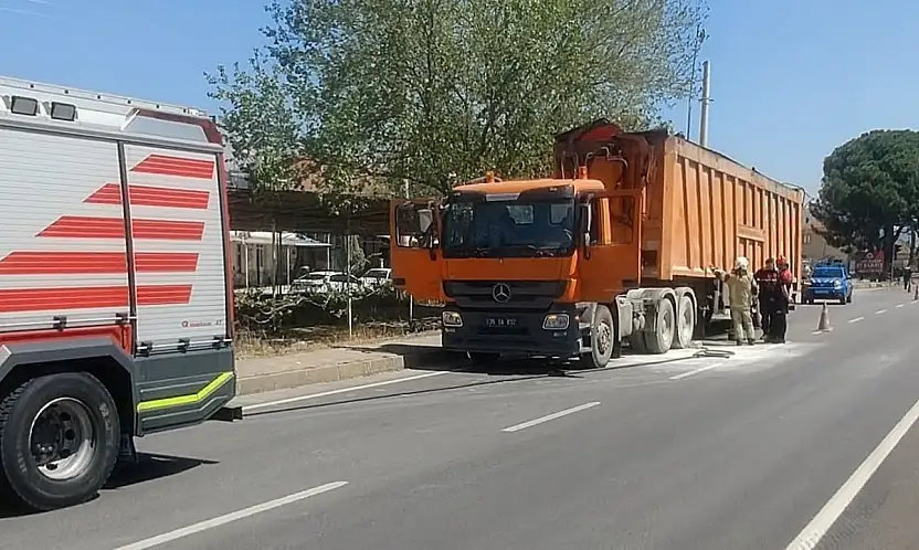 Bayındır'da atık taşıma kamyonu alev aldı