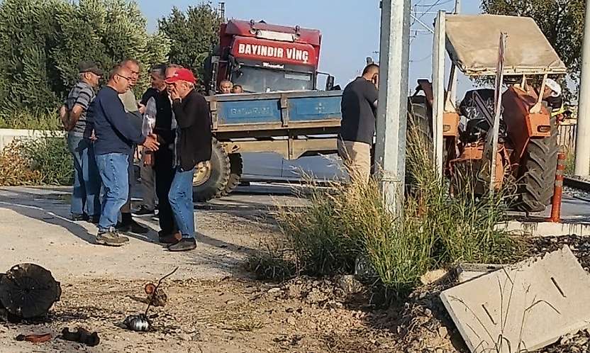 Bayındır'da tren traktörle çarpıştı 2 kişi yaralandı