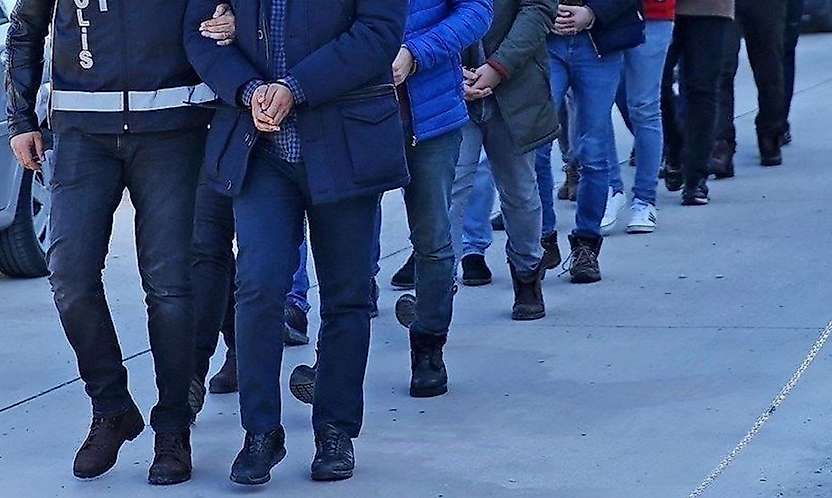 İzmir'de FETÖ operasyonunda 16 şüpheli gözaltına alındı