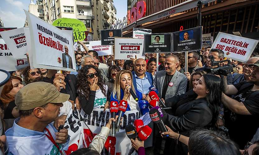 İzmir'de gazetecilerden basın özgürlüğü çağrısı