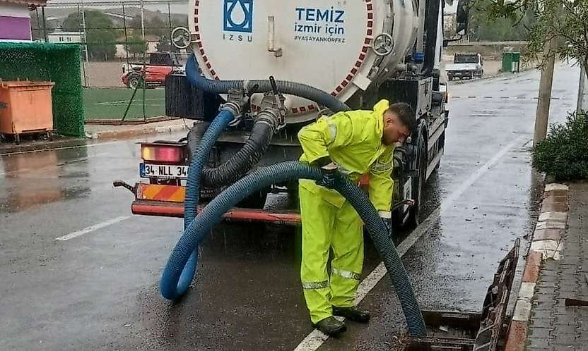 İzmir'de yağış alarmı: Torbalı dahil birçok ilçede 665 personel iş başında