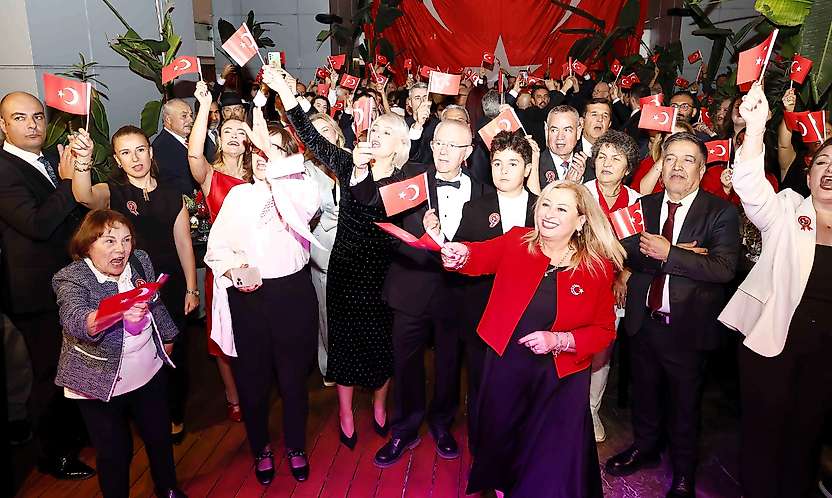İZSİAD, Cumhuriyet'in 103. yılını Cumhuriyet Balosu'yla kutladı