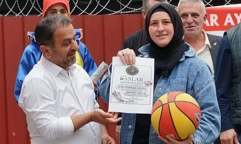 Kemeraltı'nda esnafı canlandıran etkinlik: Altın ödüllü basketbol yarışması