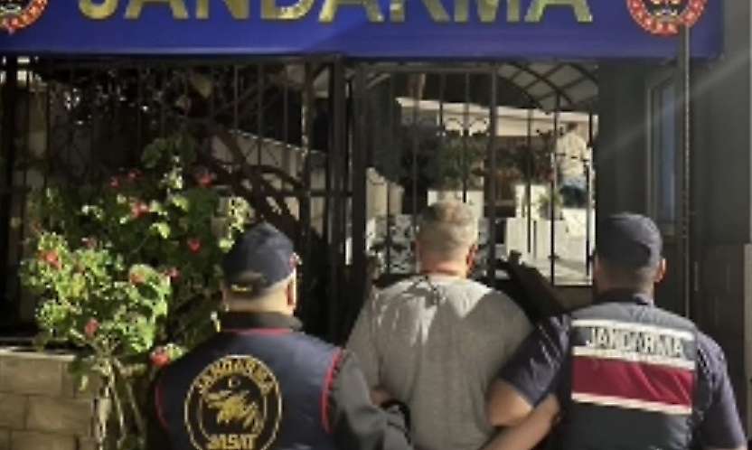 Menderes'te aranan hükümlü gizli bölmede yakalandı
