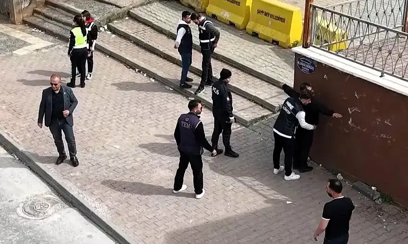 Okul önlerinde en az 2 polis görevlendirilecek