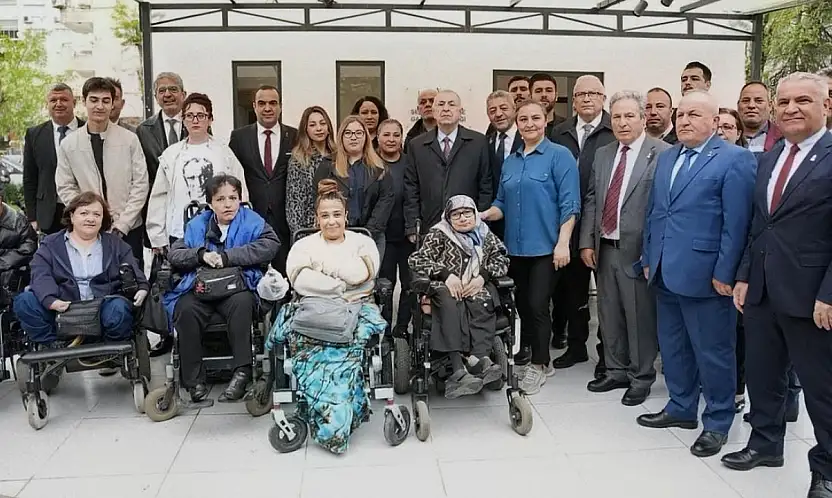 Özdağ İzmir'de temaslarını sürdürüyor