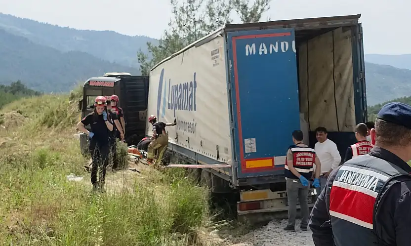 Tire'de feci kaza: Devrilen tırın altında kalan sürücü hayatını kaybetti
